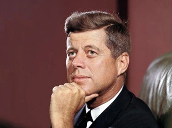 Belajar dari John F. Kennedy: 5 Prinsip Menjaga Arah untuk Freelancer dan Content Creator